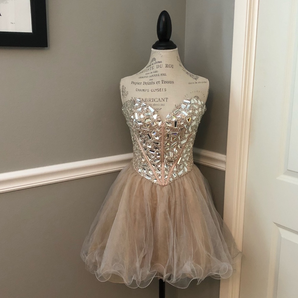 SHERRI HILL CHAMPAGNE STRAPLESS JEWEL SHORT FORMAL
